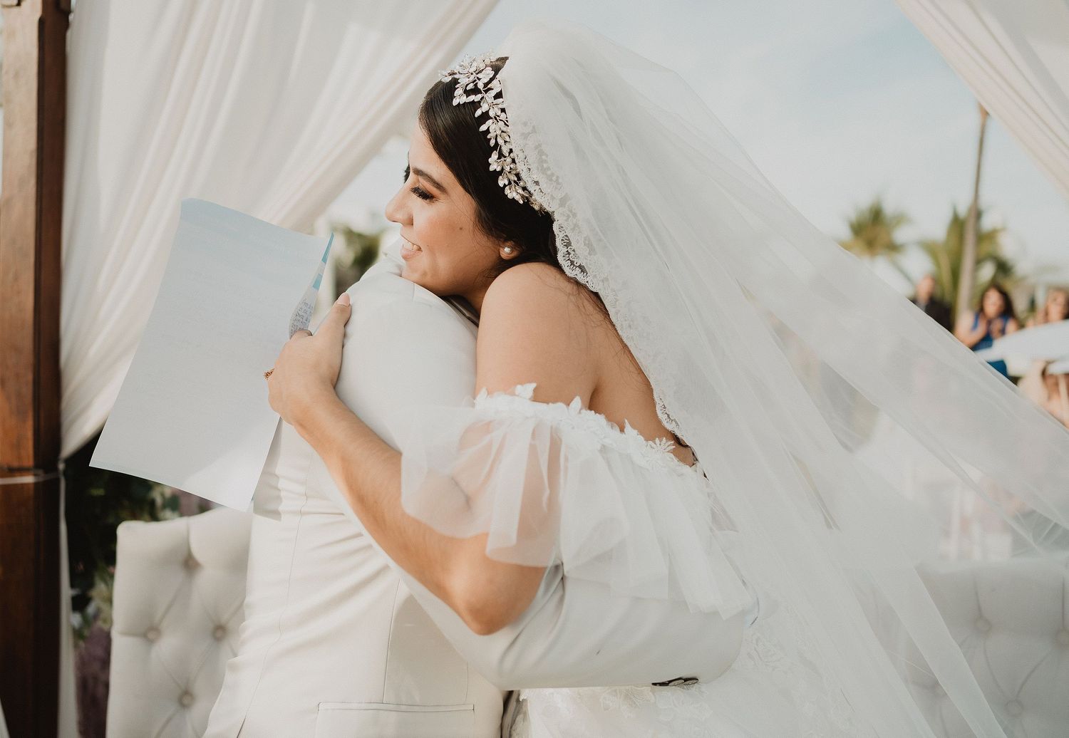 Novios abrazándose durante una ceremonia de boda en la playa en Mazatlán, wedding photographer in Mazatlán