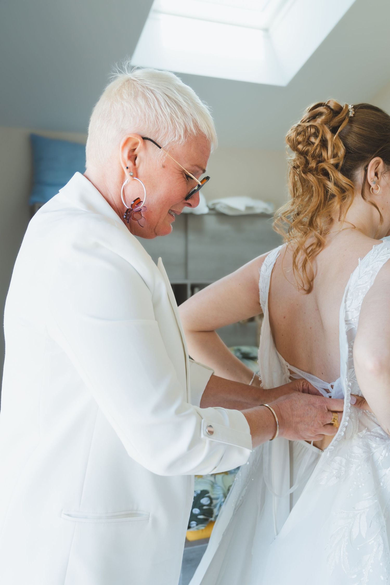 Préparatif d'un mariage queer habillage robe de mariée