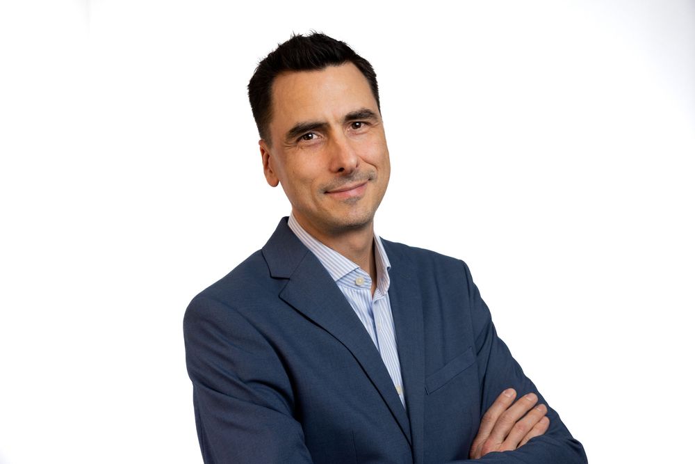 professional head shot photography white background