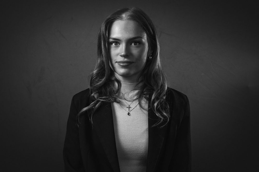 professional head shot photography ,woman, black & white.