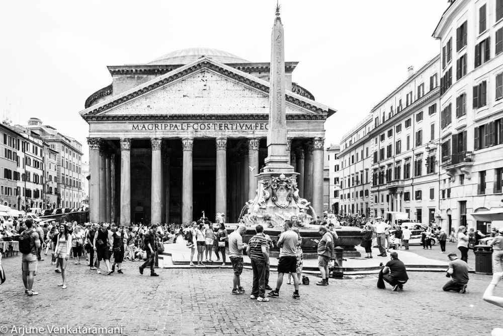 Historic black and white photograph of tourists gathering at the Pantheon and obelisk in Rome's Piazza della Rotonda.