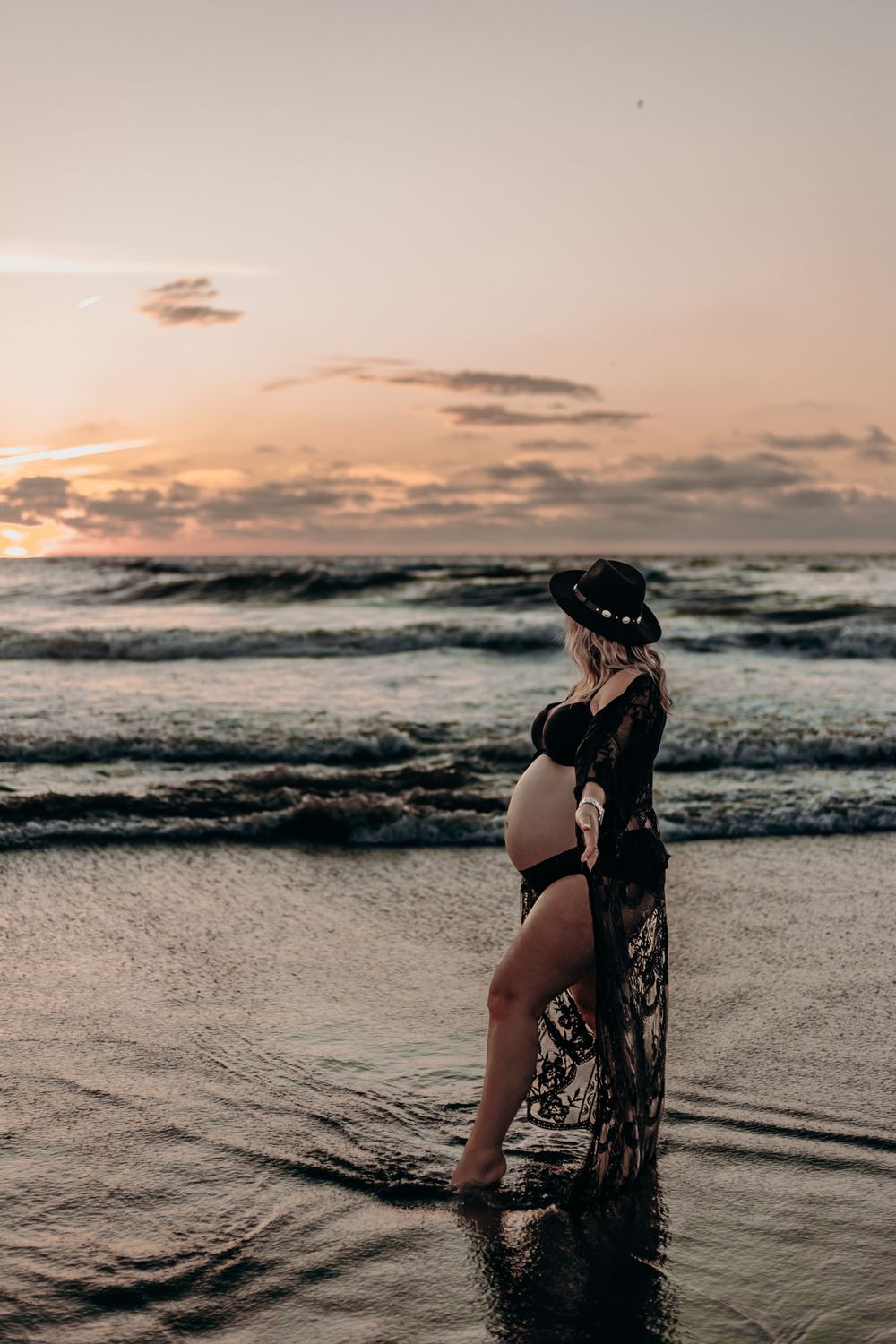 Zwangerschapsshoot - strand - hoek van holland - zee - duinen - zonsondergang - fotograaf - westland - Naaldwijk