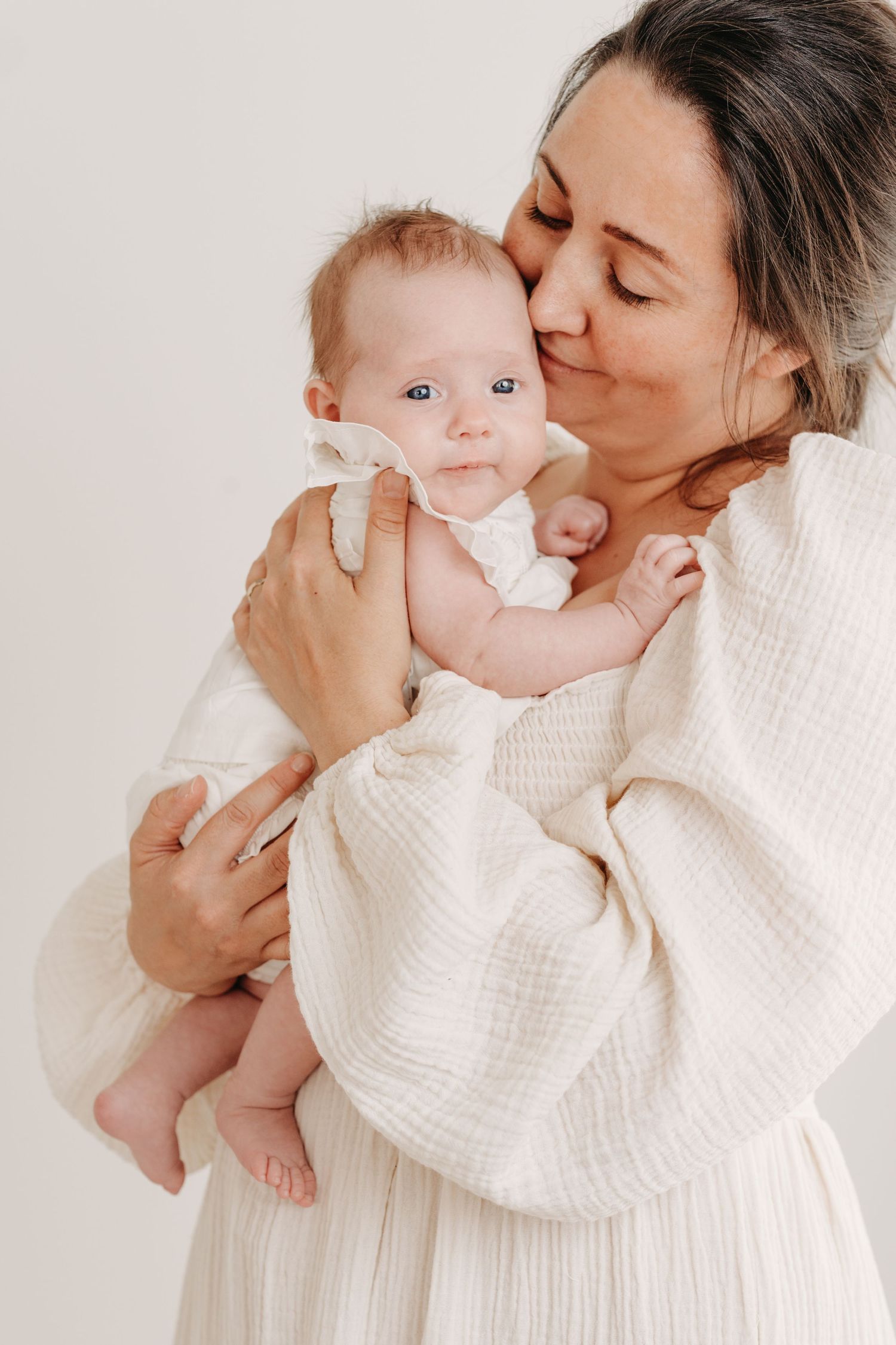 Photographe de maternité et nouveau-né à Saint-Augustin-de-Desmaures, près de Québec. Garde-robe cliente disponible pour maman et bébé