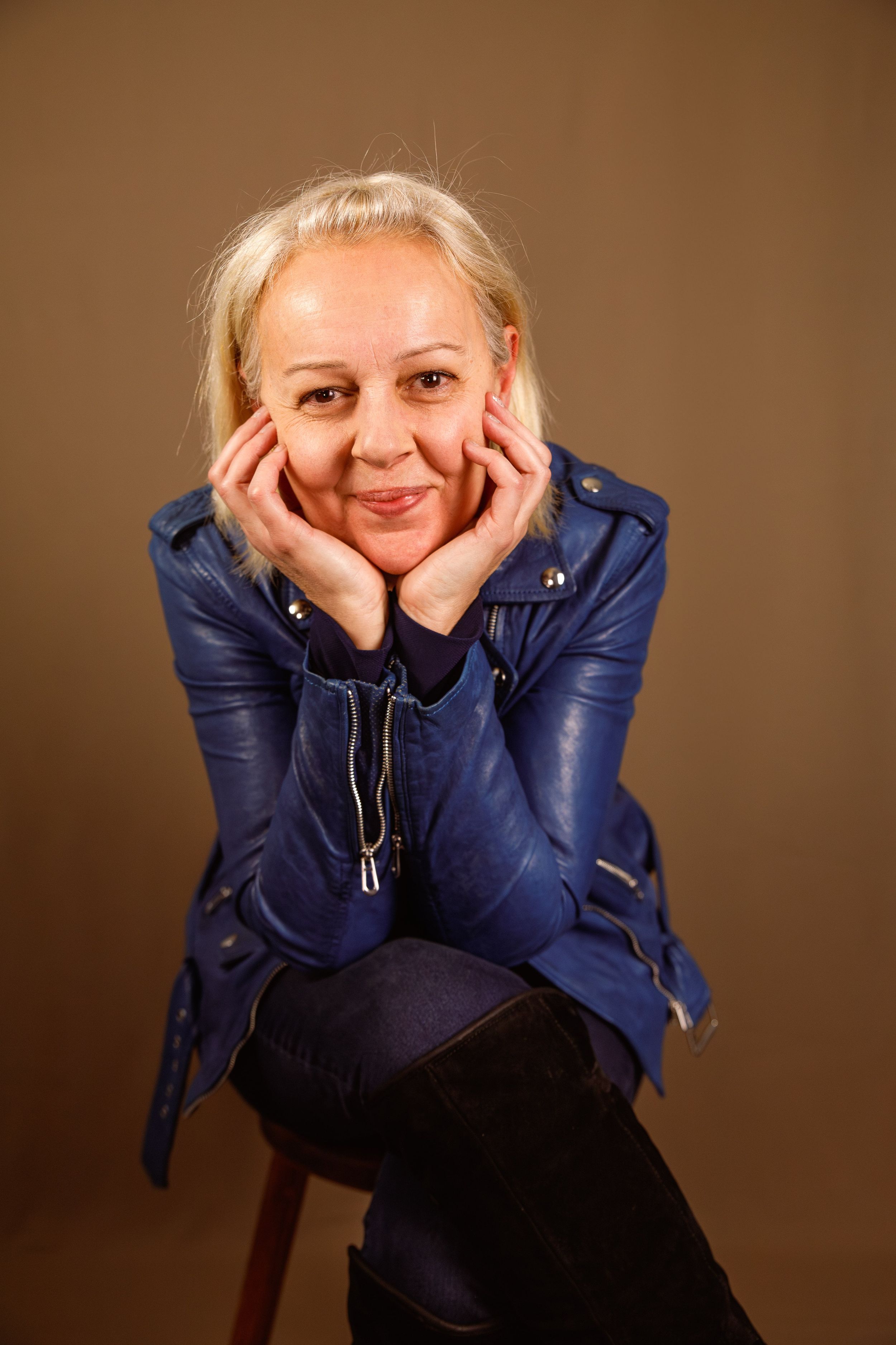 Image d'une personne souriante en studio, capturant un moment de confiance et d’authenticité, shooting photo Saint-Étienne