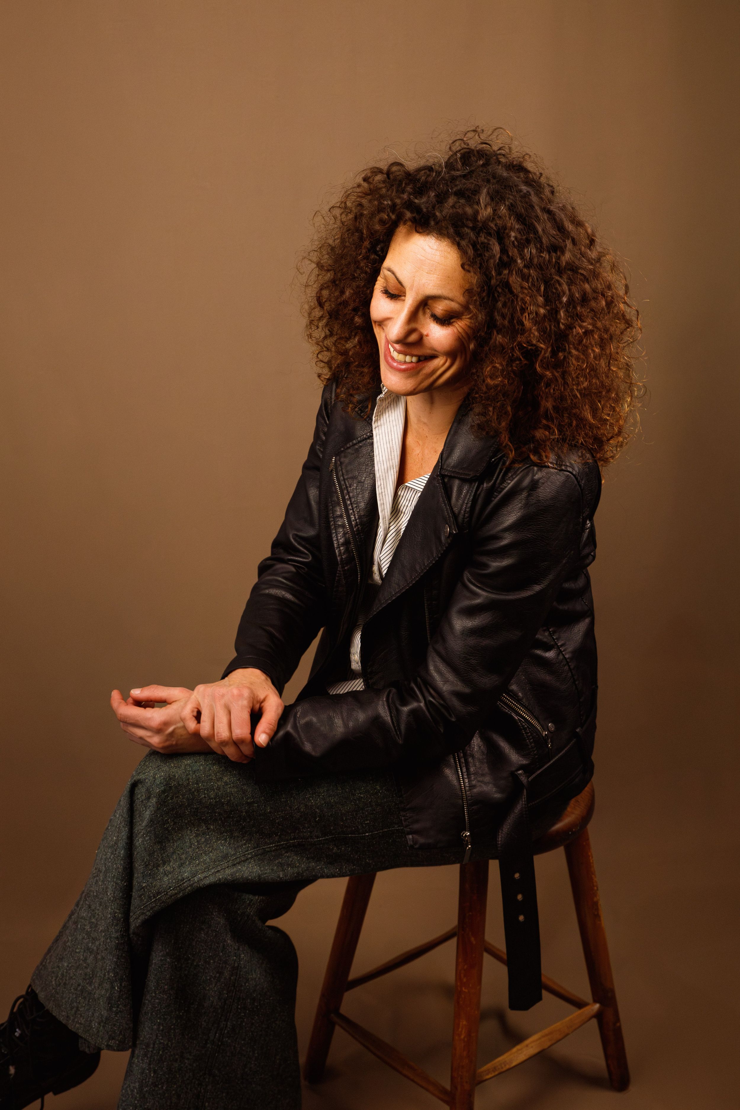 Portrait chaleureux en studio d’une femme épanouie et sûre d’elle, rayonnant de confiance en elle, shooting photo à Saint-Étienne
