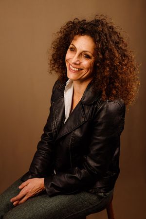 Portrait d’une personne en studio, confiante et épanouie, soulignant sa beauté intérieure, shooting photo Loire