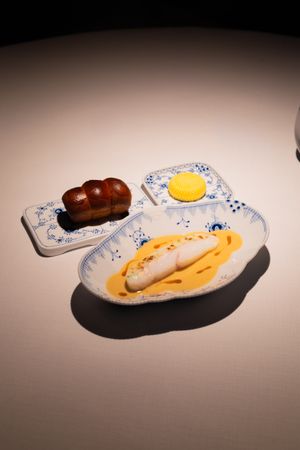 Blue and white porcelain plates with food presentation shown in a sequential arrangement against neutral backdrop.