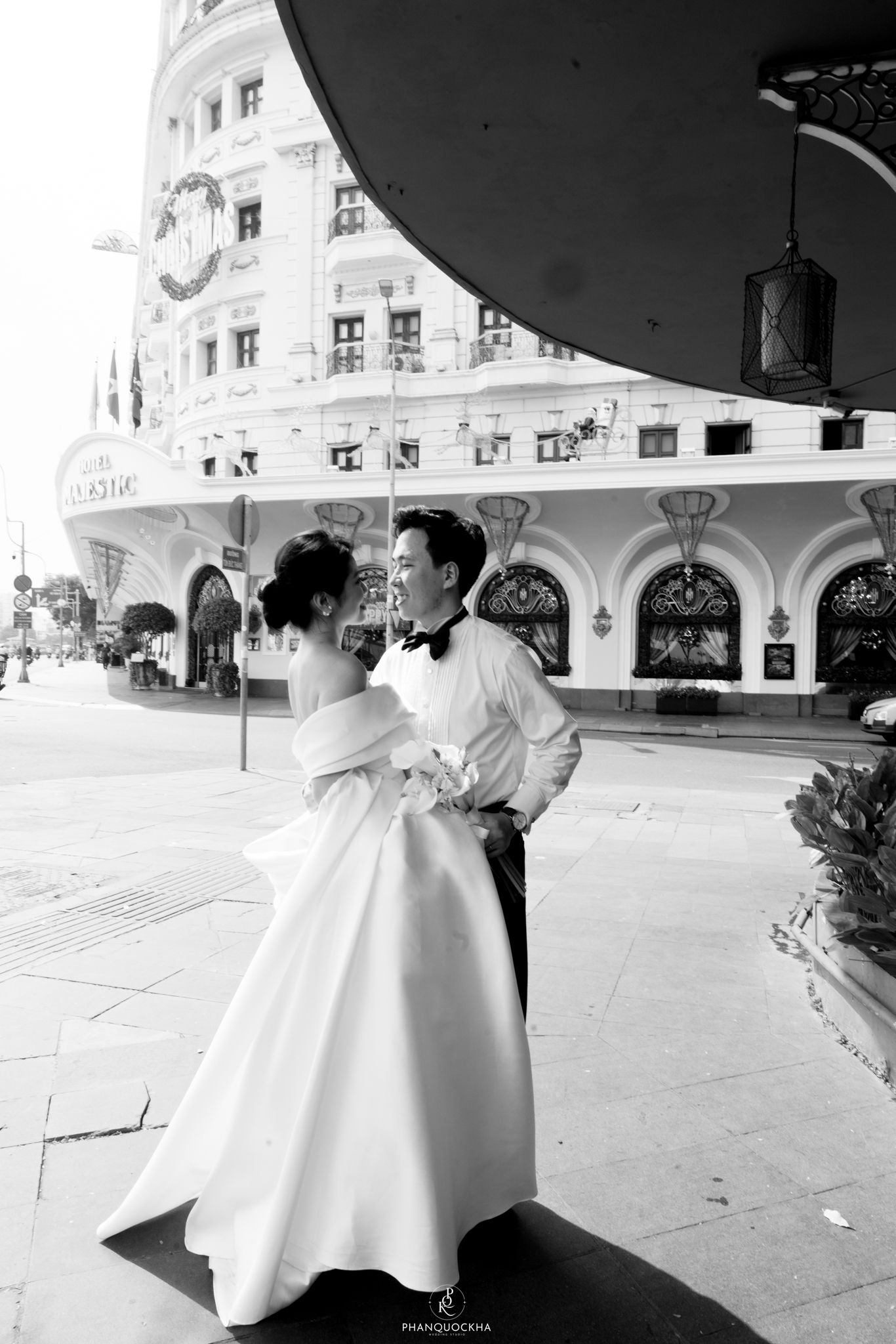alt="Couple prewedding photoshoot at Nguyen Hue street"