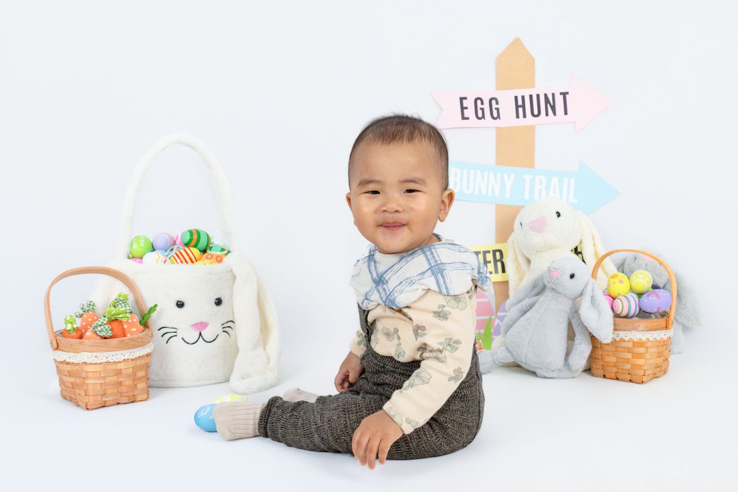 For families who want to try something a little different, book a fun 15 min mini themed shoot today! Located on Hong Kong Island.
