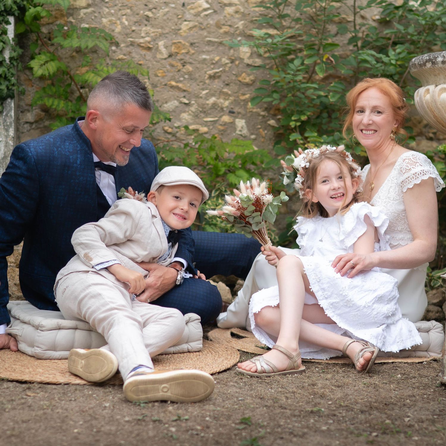 Photo des mariés avec leurs enfants dans un jardin privé