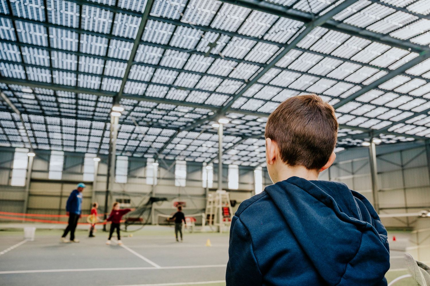 Joueurs de tennis évoluant sous une ombrière photovoltaïque installée par See You Sun. Photo Autan Blanc.