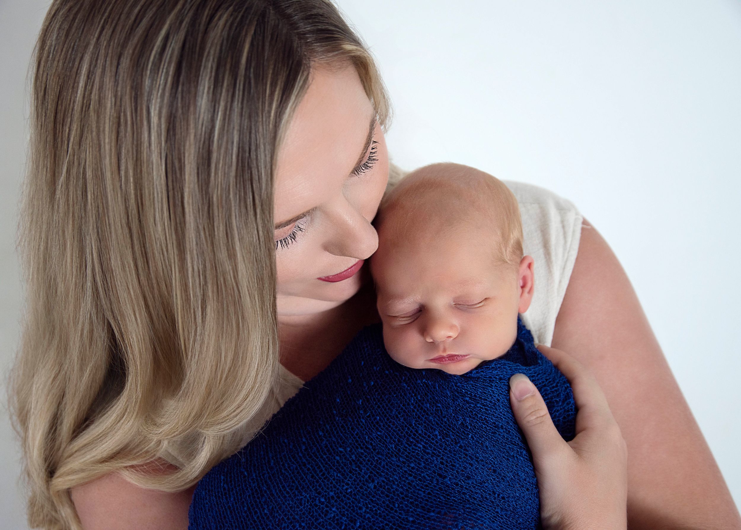 Mum cuddling baby, for newborn photography session a Gold Coast