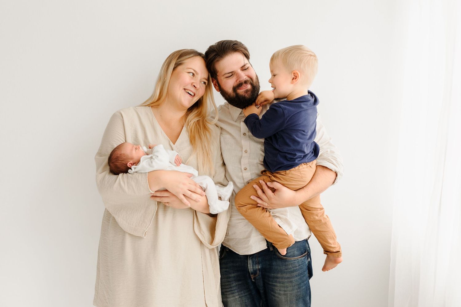 Newbornkuvaus | Jasmine Grahn | valokuvaaja Ulvila |
https://www.jasminegrahn.fi/