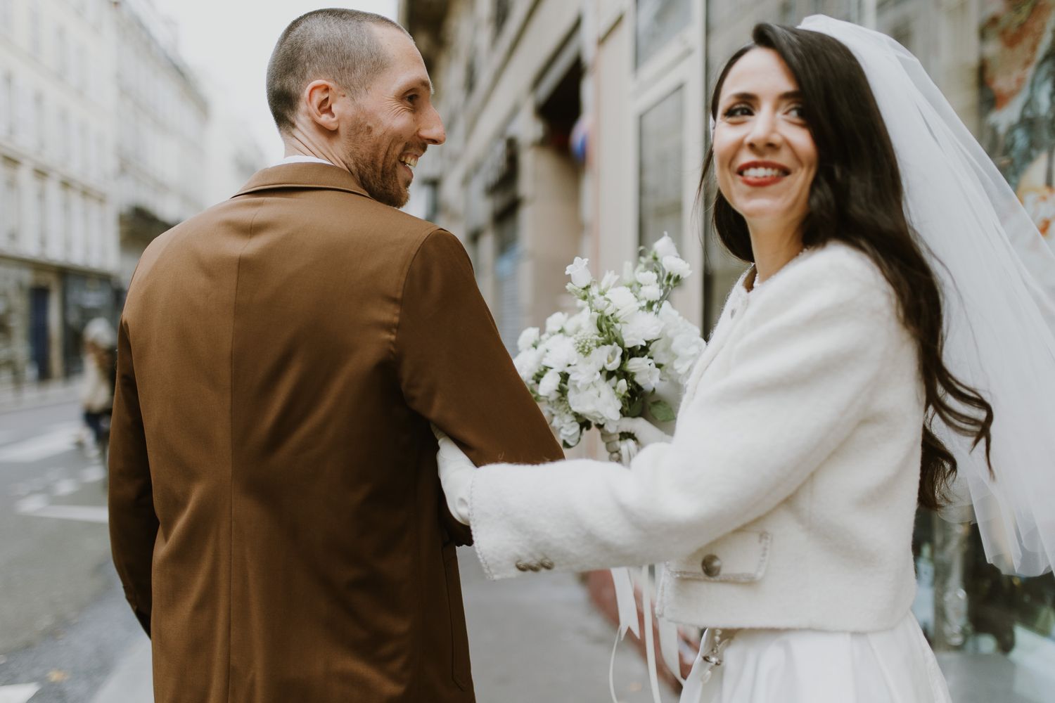 mariés qui se promènent dans paris mariage vintage