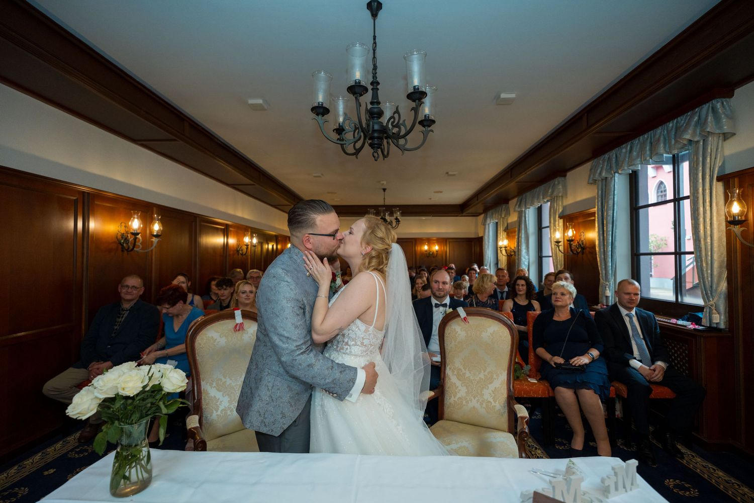 Brautpaar beim Kuss nach der Trauung im Cambridge Zimmer des Lakeside Burghotel Strausberg – Top Hochzeitsfotograf Berlin