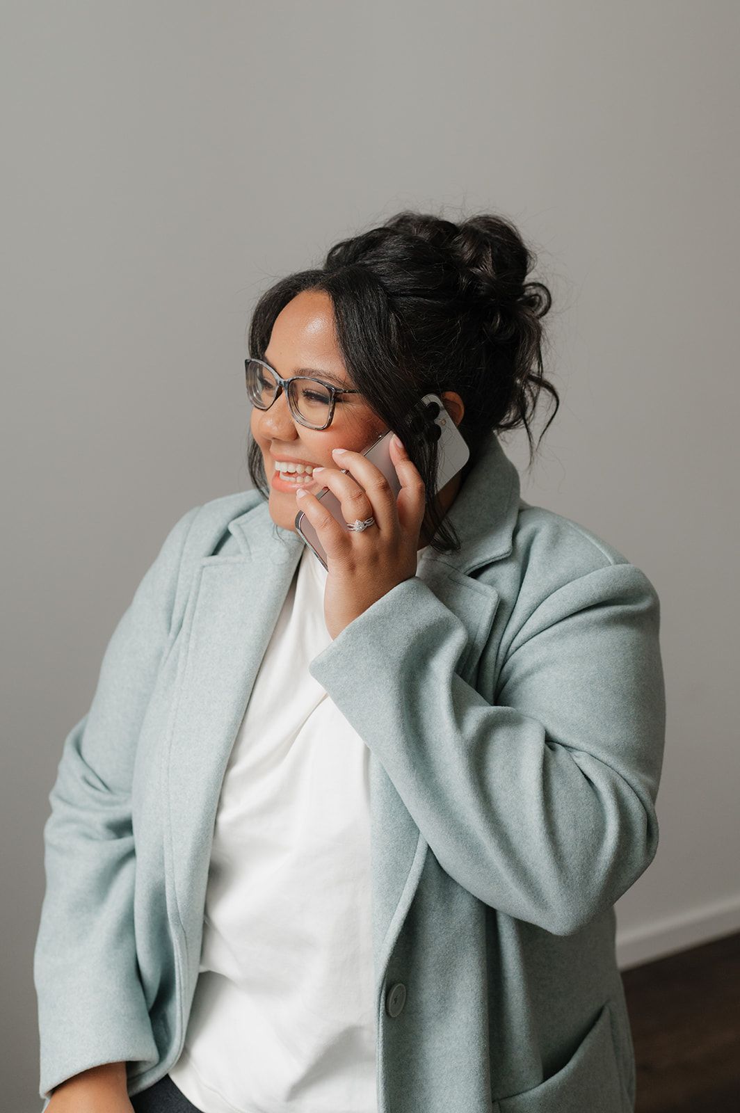 Emma Sventek, a social media manager and content creator for female entrepreneurs and wedding professionals, ready to elevate your brand