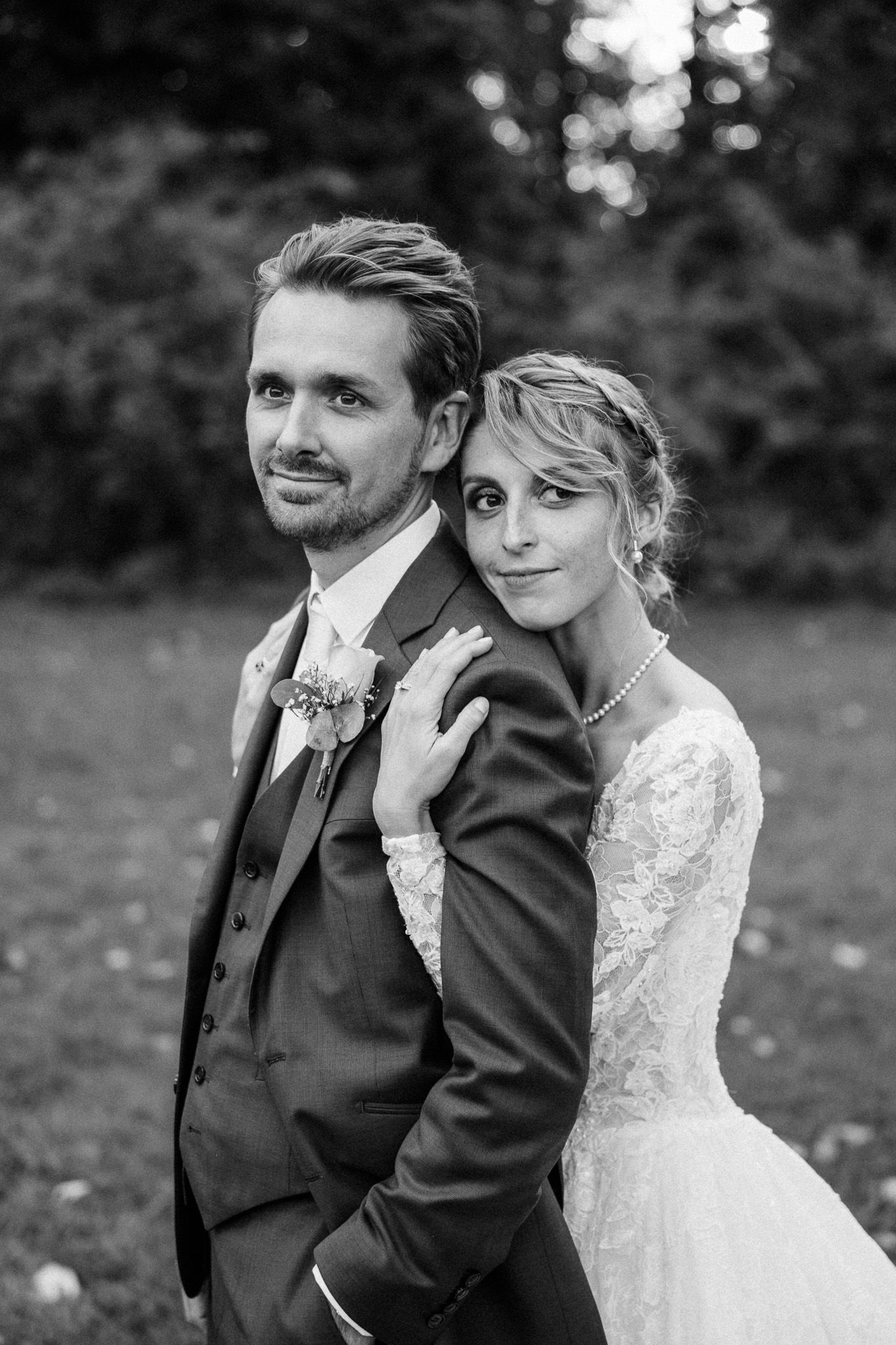 Reportage photo mariage Lille : les maries se retrouvent seuls pour une pause lumineuse et pleine de tendresse.