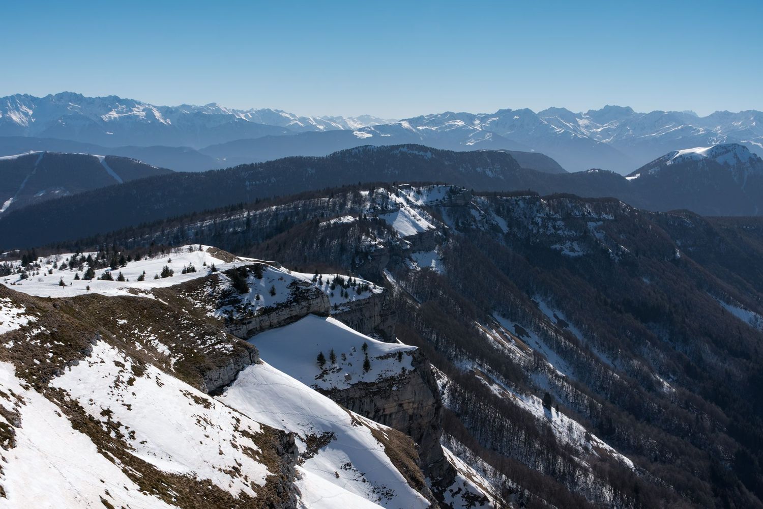 vue sur les montagnes en hiver depuis les crêtes des aillons margeriaz