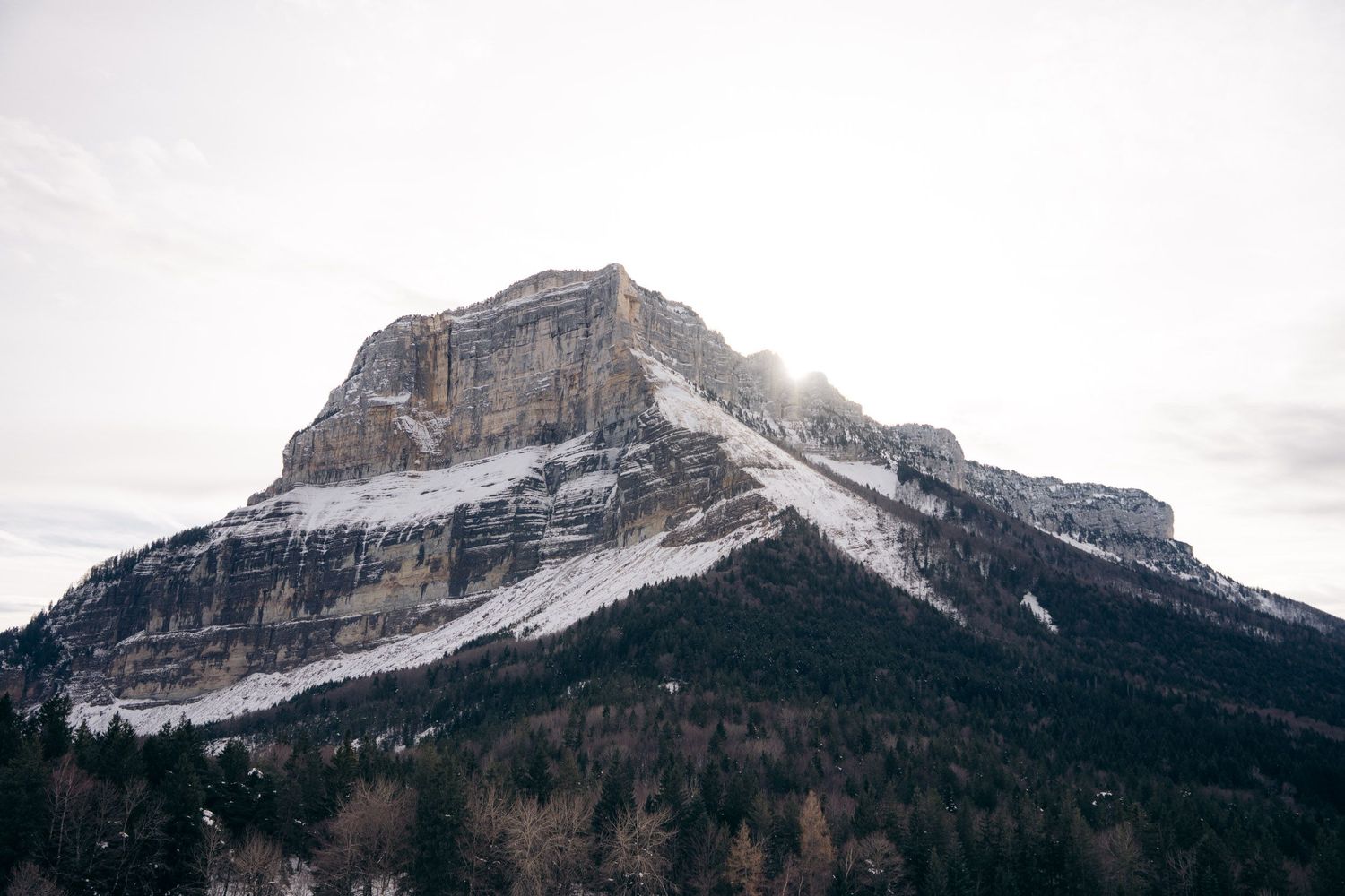 mont granier sous la neige en hiver avec le soleil qui se lève derrière