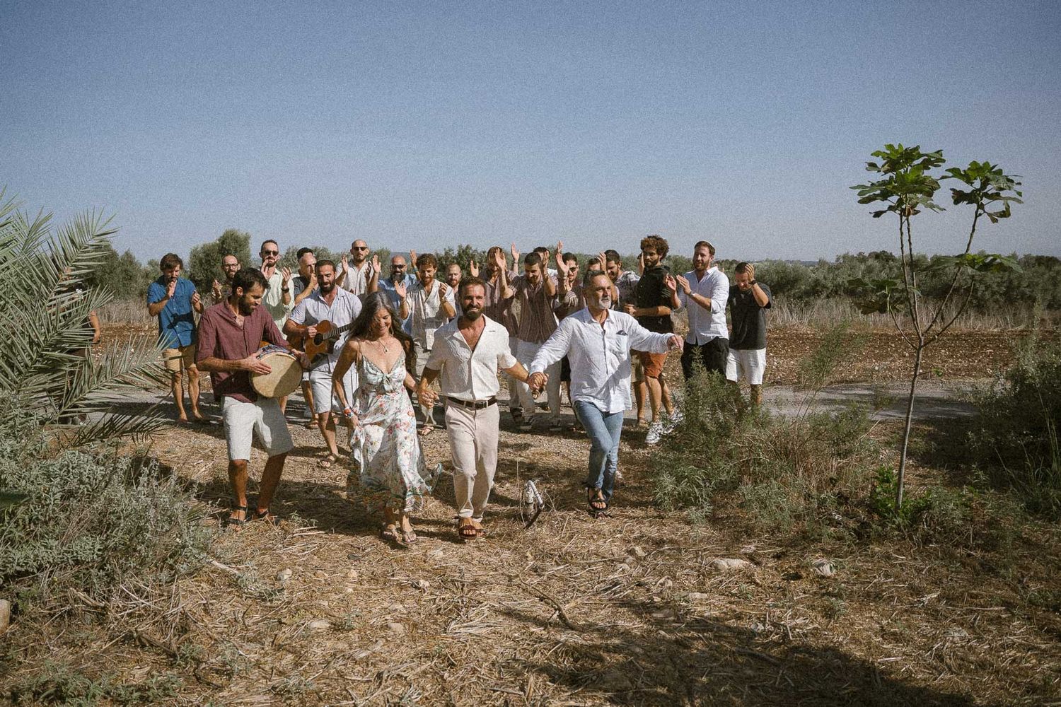 כניסה לחופה - צילום חתונה בפילם, חתונת טבע בצפון, צלמת חתונות מקצועית בסגנון תיעודי , טבעי ואמנותי