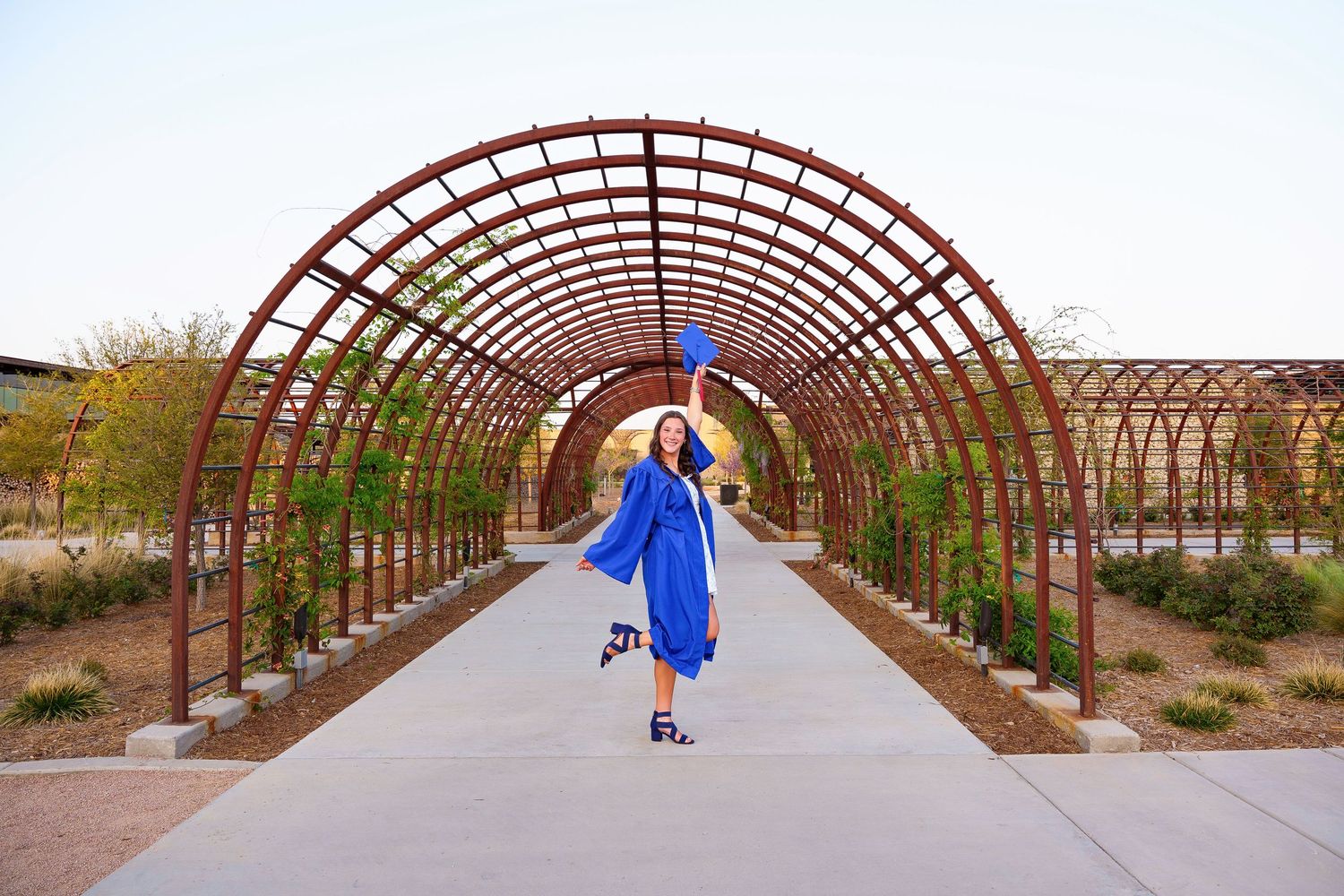 midland tx senior photographer photographers midland tx senior photo shoot midland tx summit center cap and gown outdoor senior session