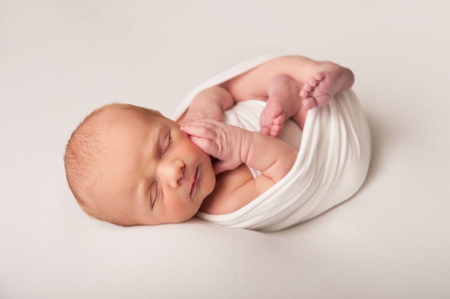 Newborn posing by kara jade photography