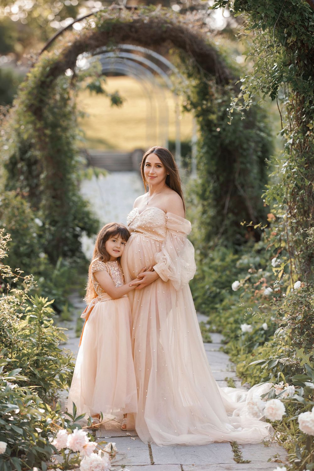 Chicago luxury maternity photography session showcasing elegant studio maternity portraits. Fine art maternity images for modern expecting m
