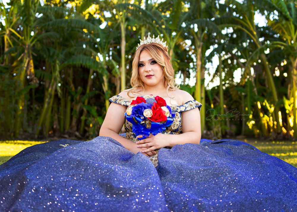 sesion de fotos de xv con vestido azul en poses distintas