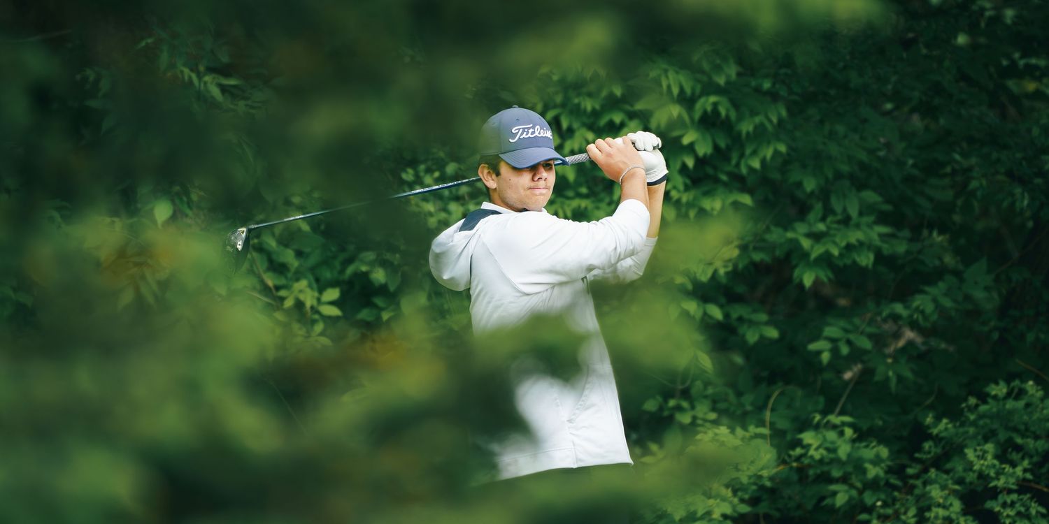 golfer lining up a drive