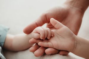 Detail bábätka pri newborn fotení novorodencov. Skúsená fotografka Bratislava s 10-ročnou odbornosťou foti v atelieri aj doma u klientov