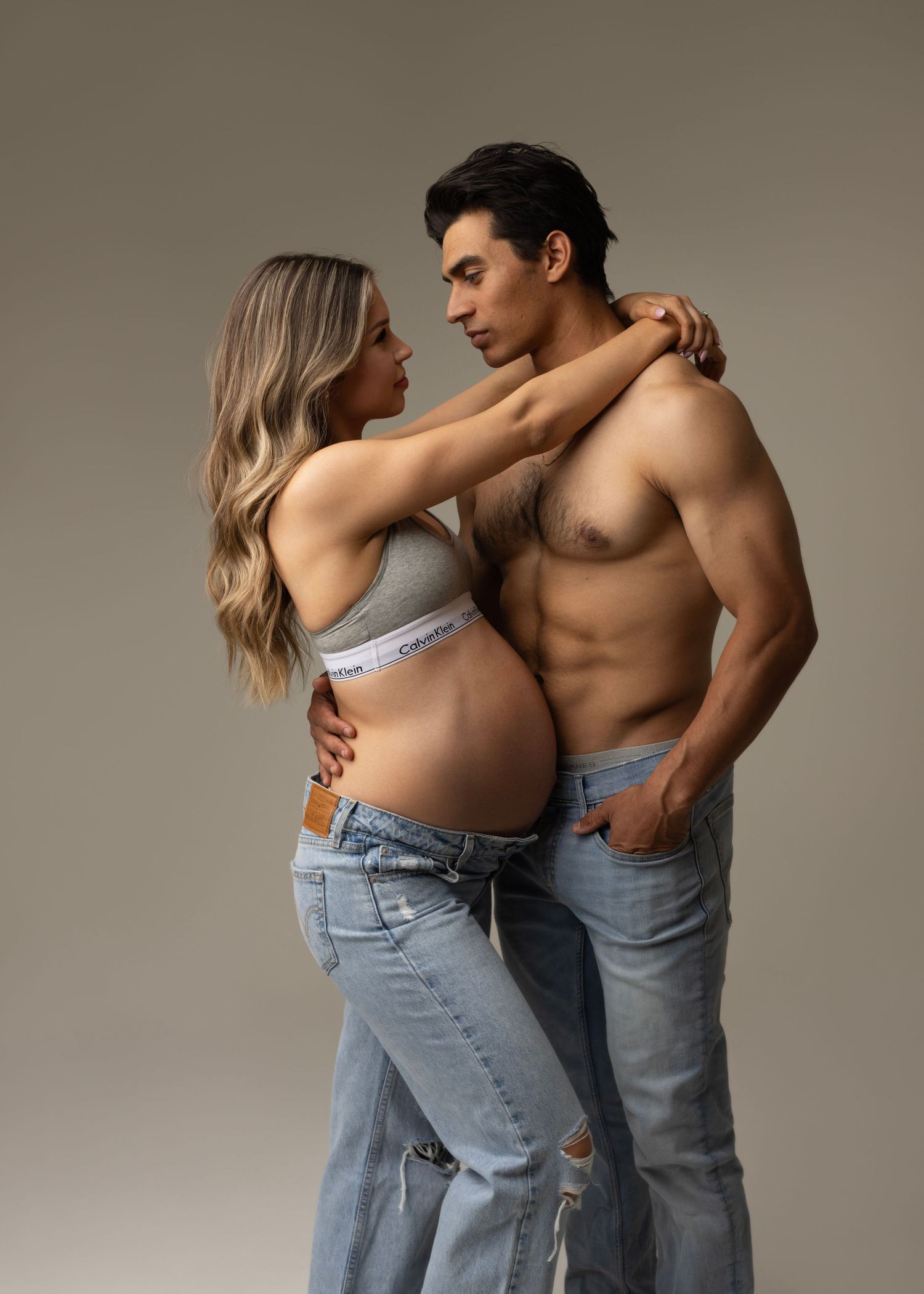 Lindsay a gorgeous mom to be so beautiful and radiant during her maternity photos with Elizabeth Lang Photography. a sensual couples photo.