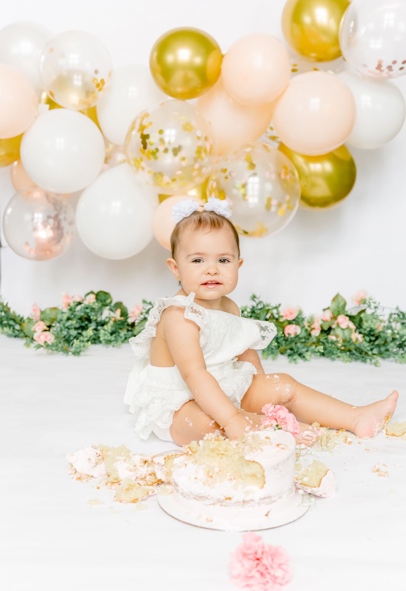 one year old birthday photoshoot. cakesmash photoshoot in Greeley Colorado indoor studio.