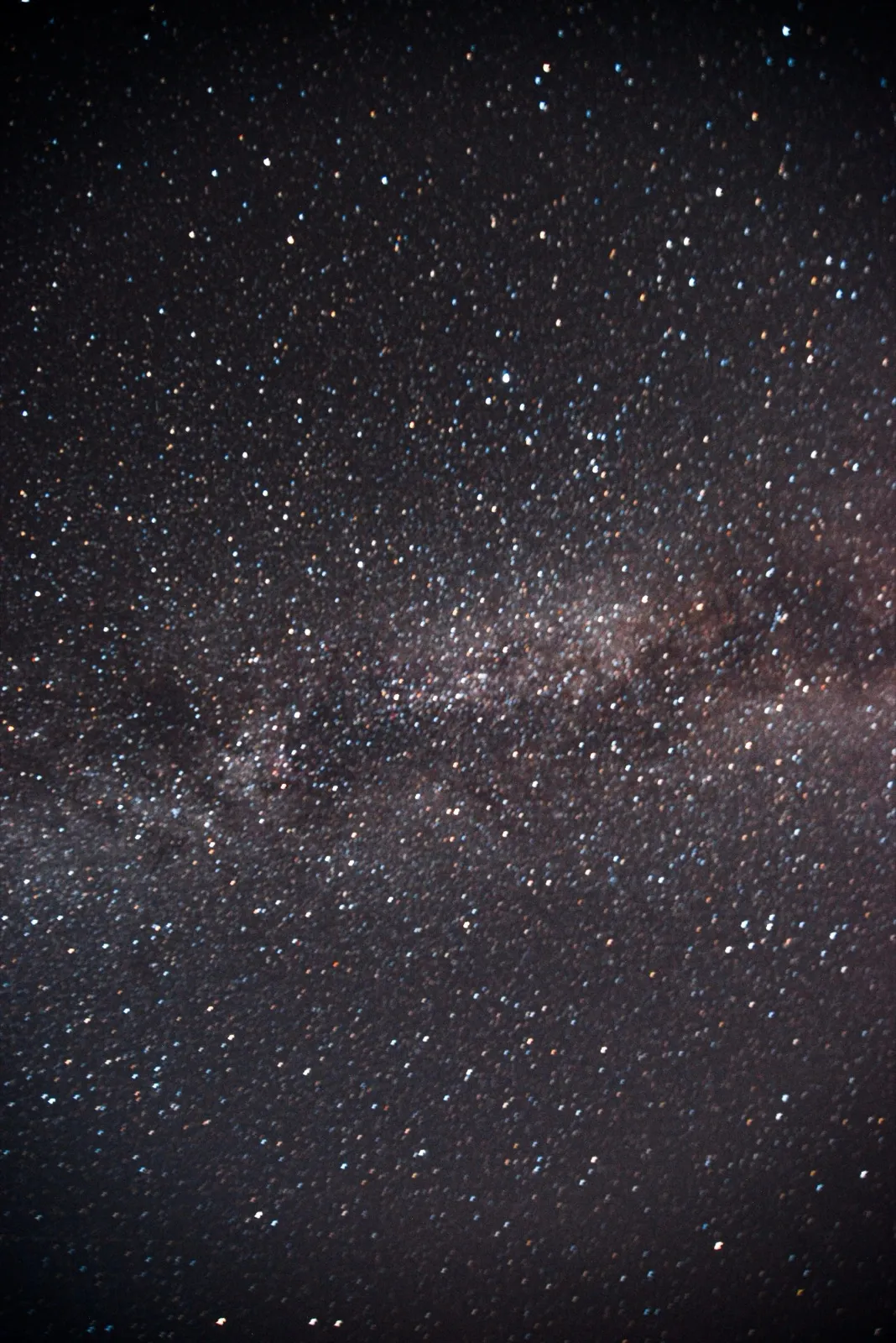 Vue rapprochée de la Voie lactée dans un ciel nocturne dégagé, avec des milliers d’étoiles scintillantes.