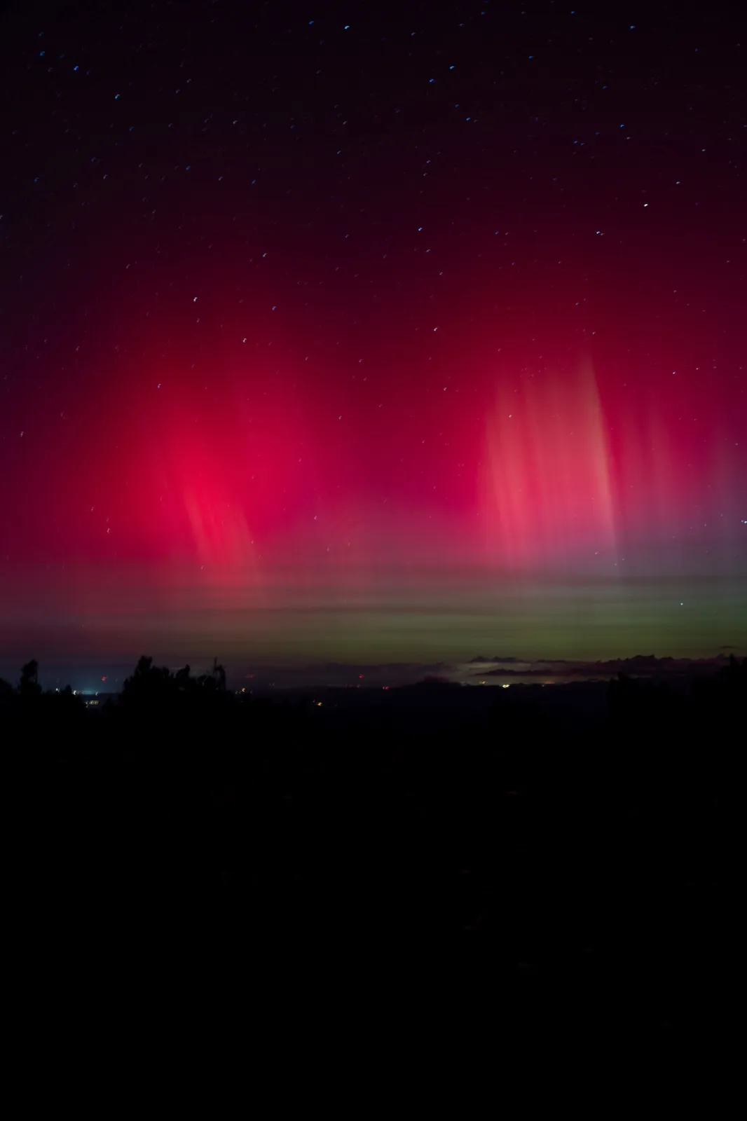 Aurore boréale rouge prise au dessus d'un paysage