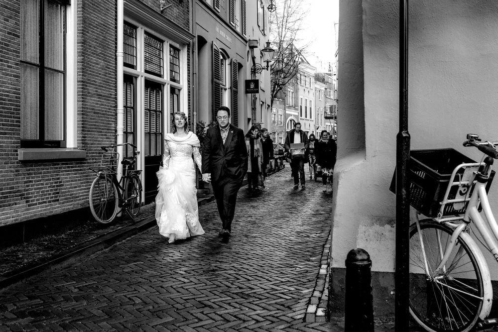 Trouwreportage in Deventer: bruidspaar onderweg van de pont naar het stadhuis