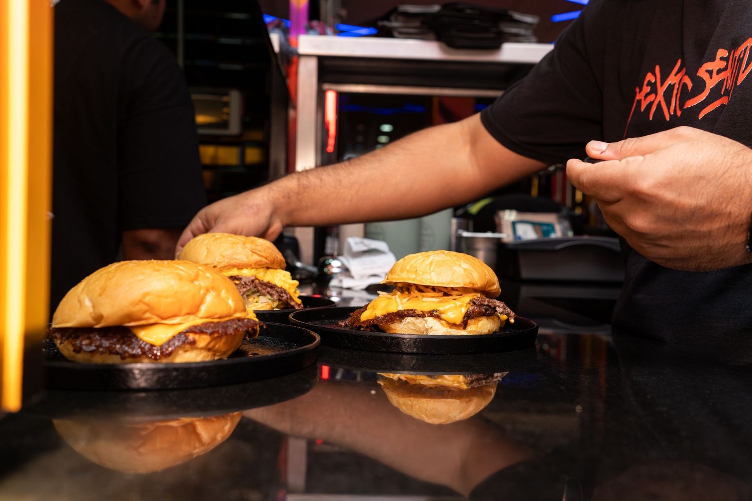 Primer plano de preparación de hamburguesas para una hamburguesería de palma de mallorca