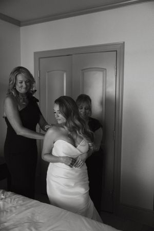 wedding at the blackhawk hotel davenport iowa
party bus davenport iowa