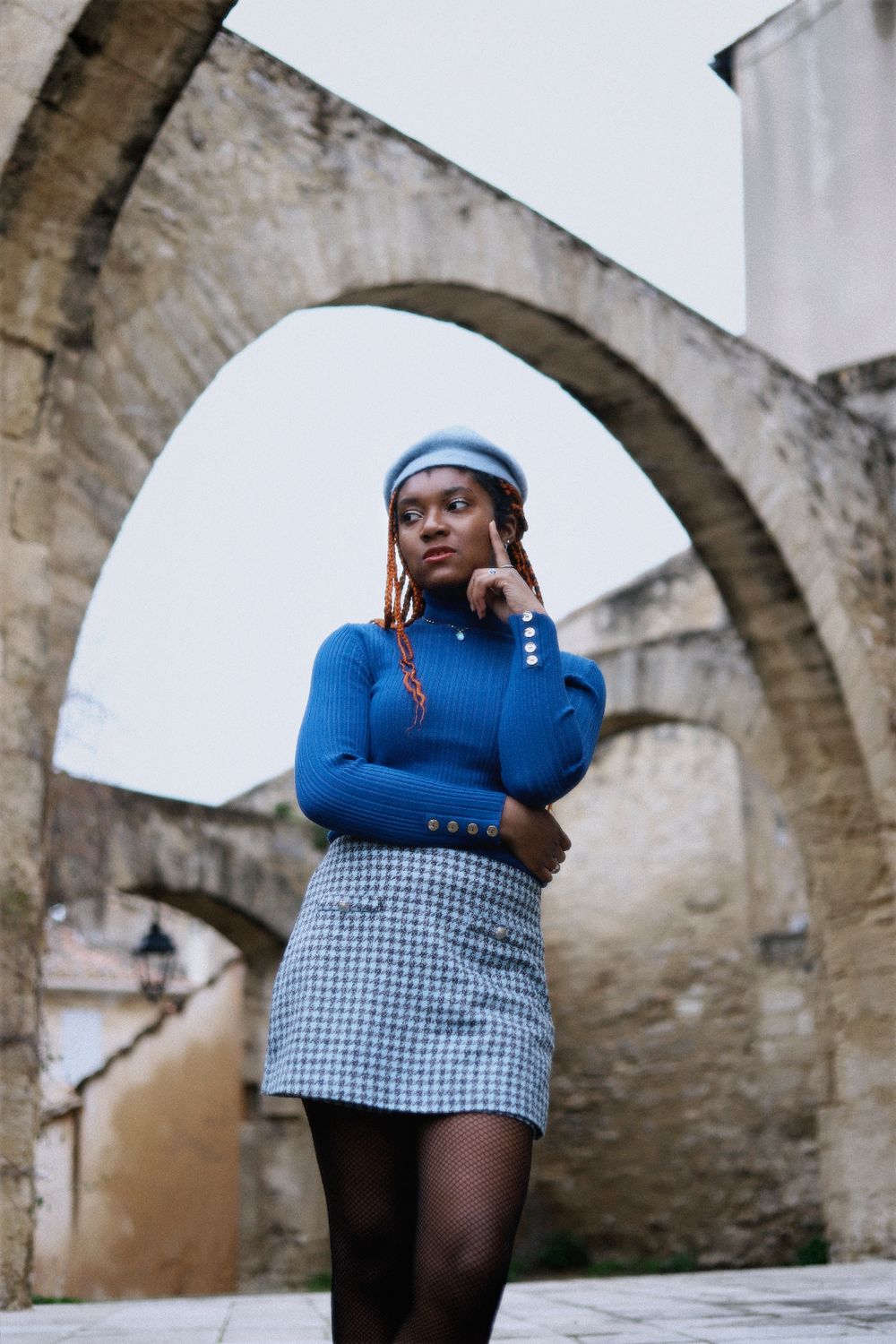 Chaemi Studio, photographe portrait à Montpellier en séance photo en ville. Portrait original d’un shooting créatif mode et hivernal.