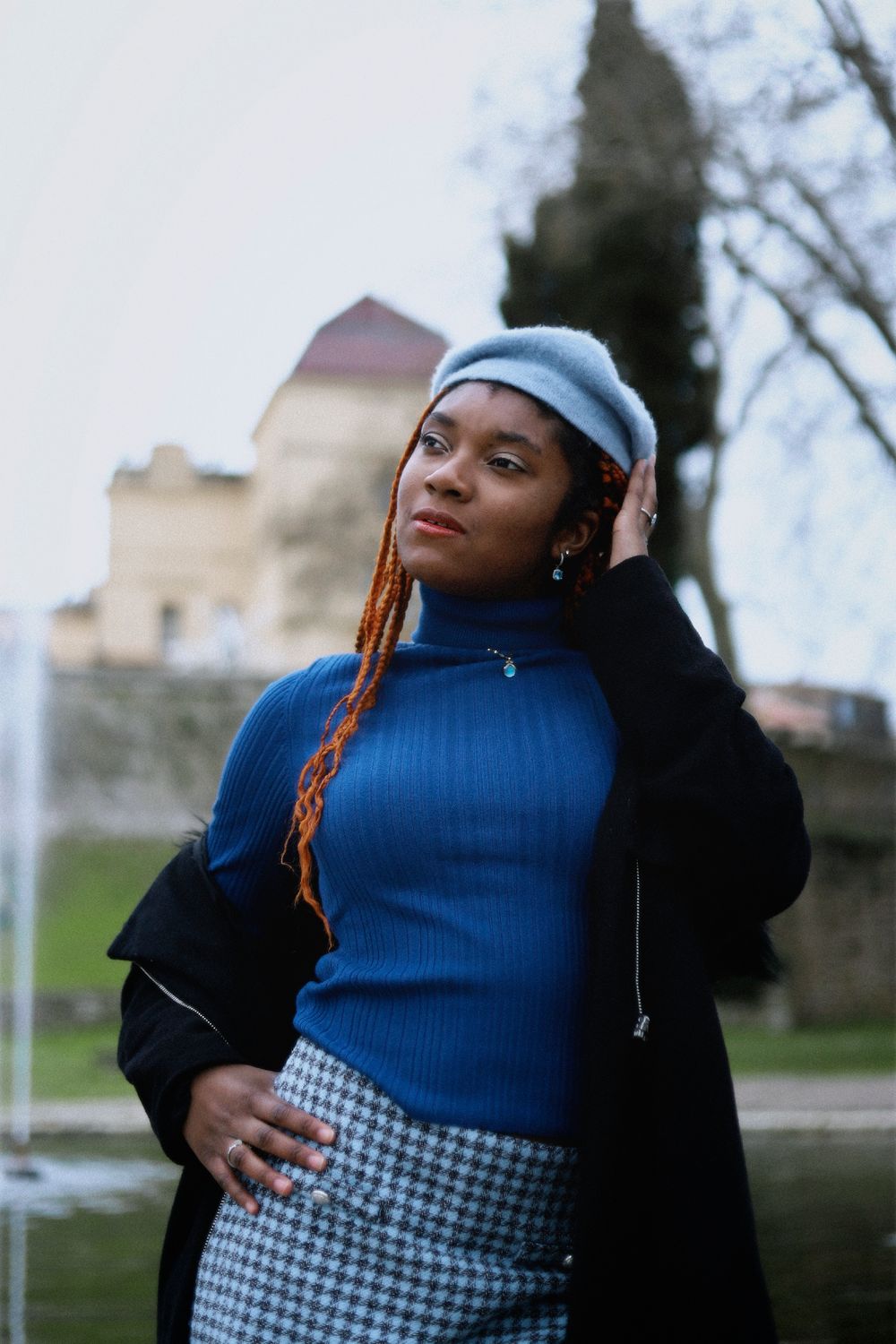 Chaemi Studio, photographe portrait à Montpellier en séance photo en ville. Portrait original d’un shooting créatif mode et hivernal.