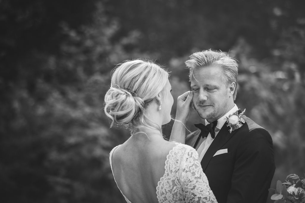 bröllopsfotograf i stockholm. Photo by anna jarlhäll. bröllopsporträtt. First look.