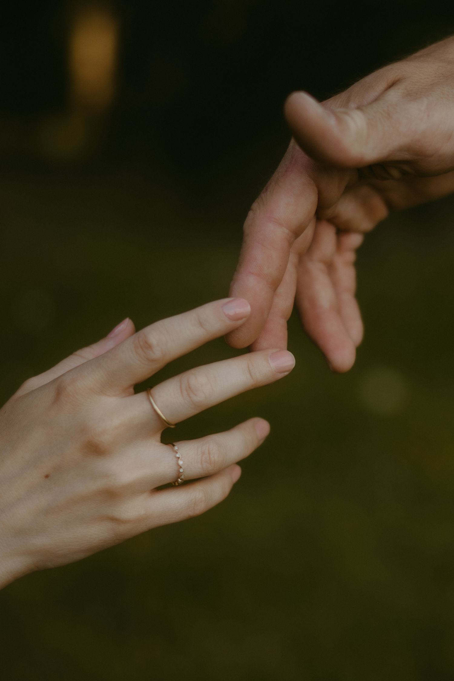 two hands meeting each other; zwei Hände, die sich sanft berühren