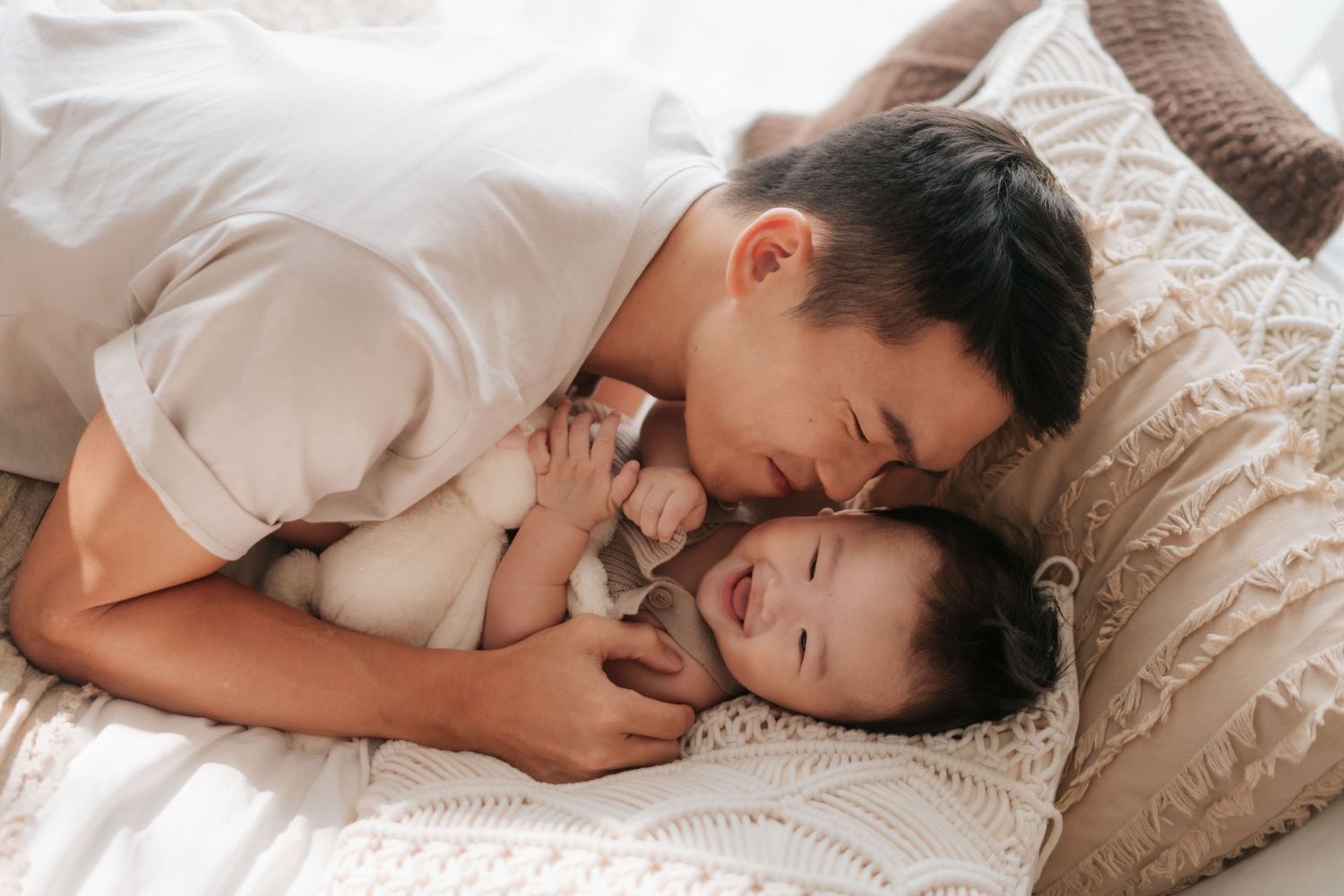 A couple lying together on white bedding in an intimate and romantic moment.一對情侶親密地躺在白色的床單上，享受著浪漫的時刻。