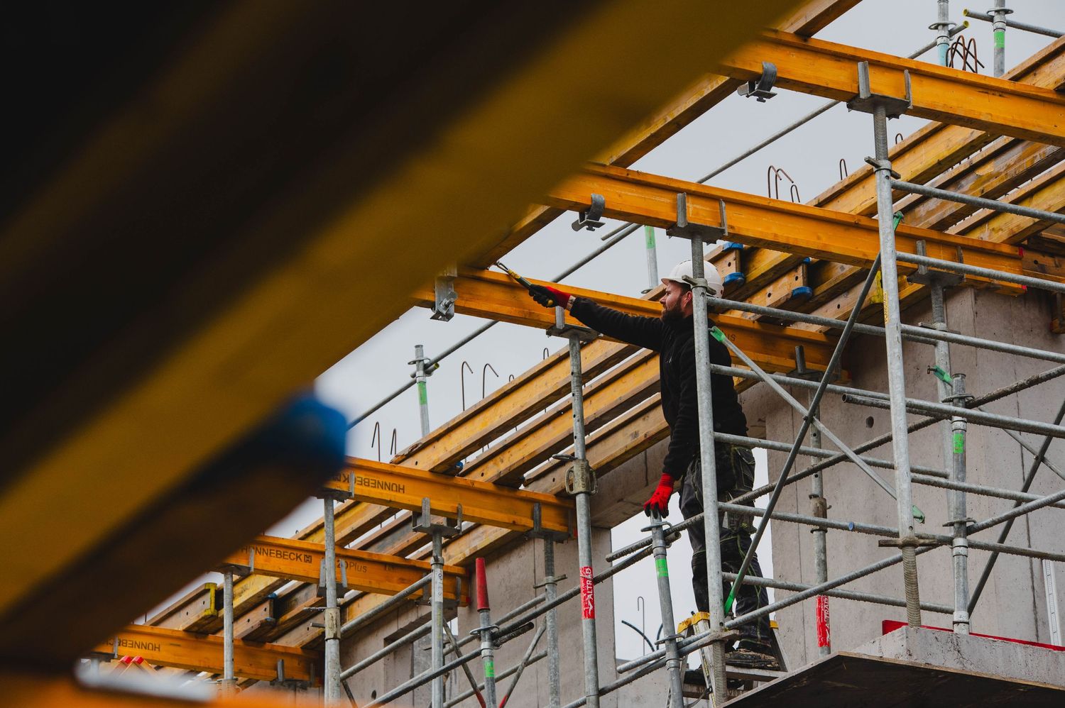 Photographe construction Morbihan – détail coffrage et ossature chantier gros œuvre
