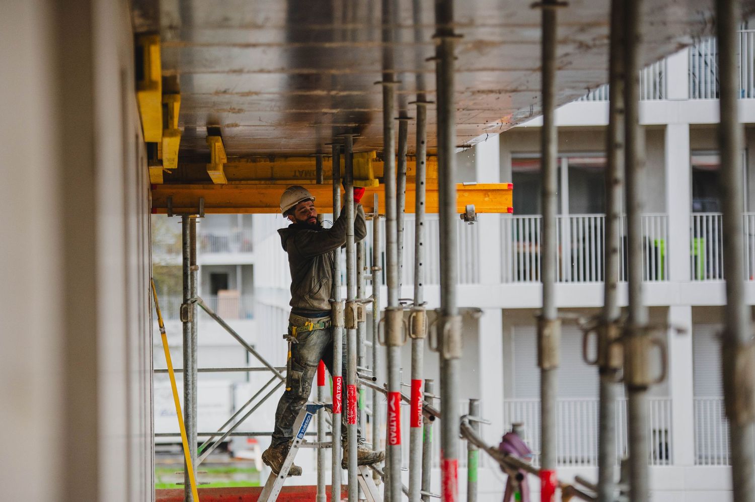 Suivi de chantier photo Bretagne – étaiement et structure plancher béton en phase d’avancement