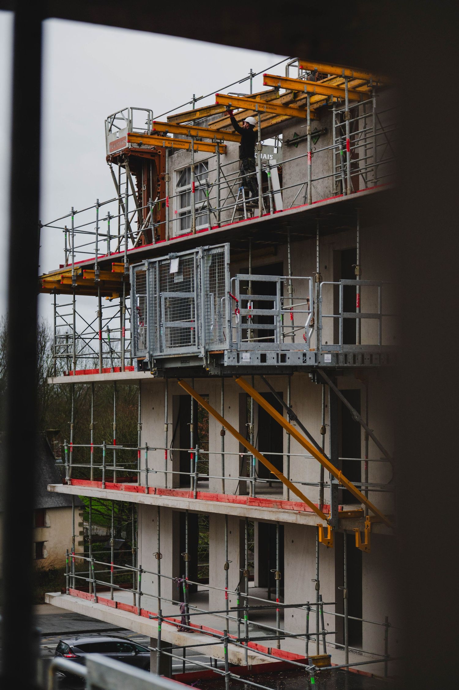 Photographe gros œuvre Morbihan – coffrage plancher béton sur chantier logement collectif