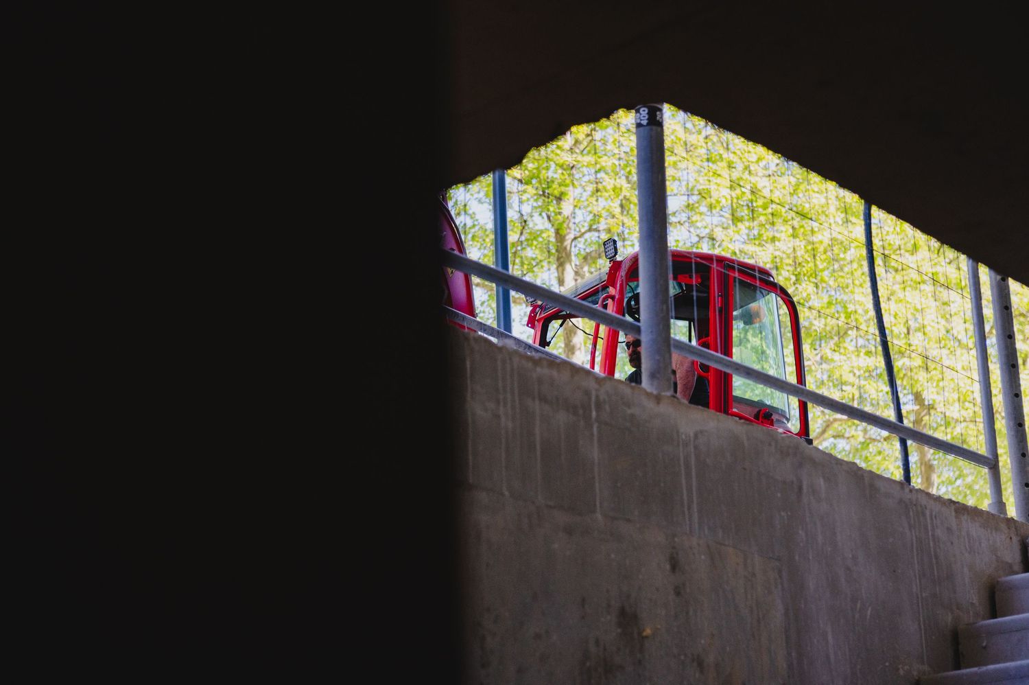 Photographie chantier France – ouvrage béton en cours de réalisation avec engin de chantier