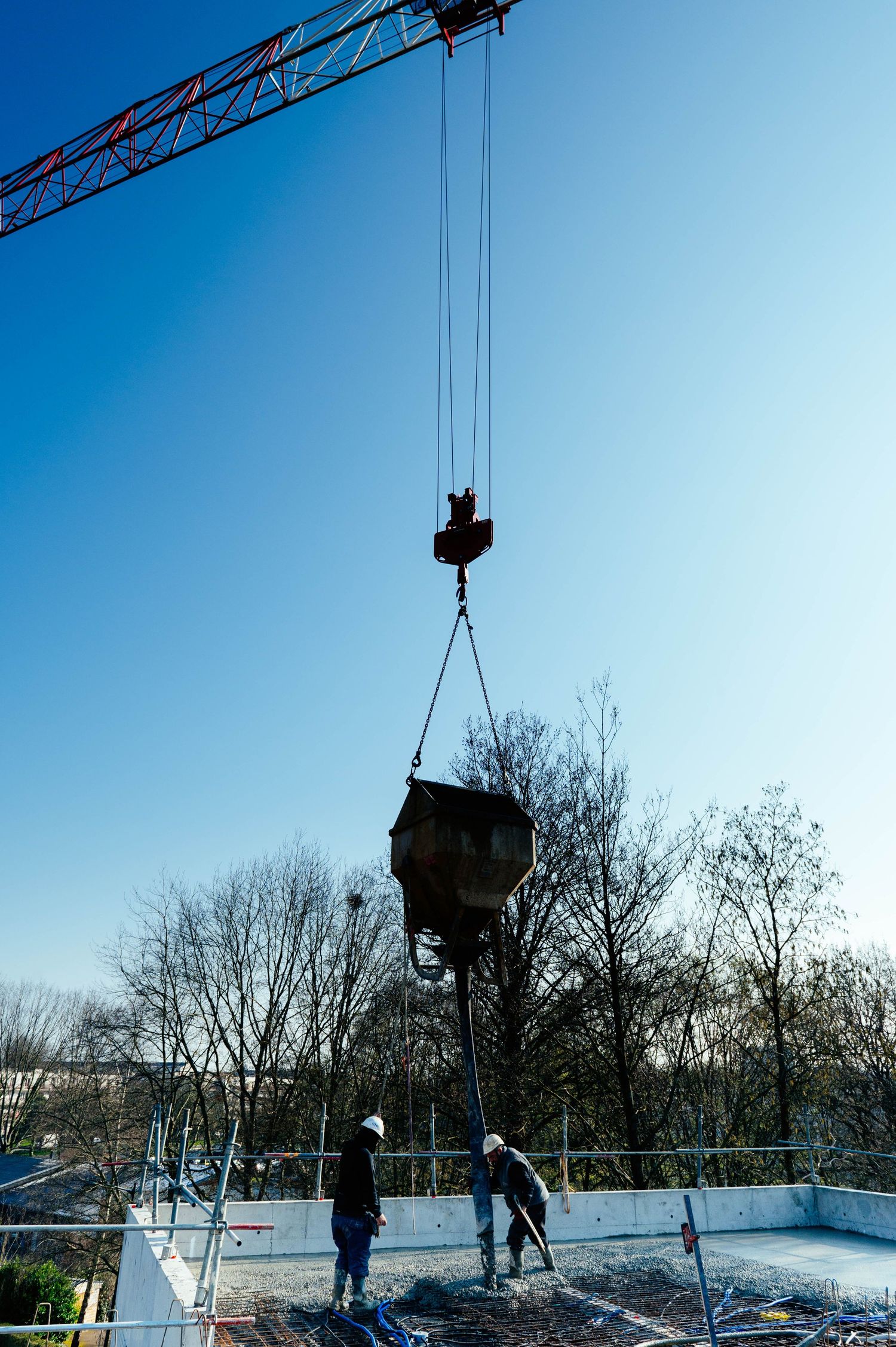 Suivi de chantier Bretagne – levage matériel par grue sur site de construction