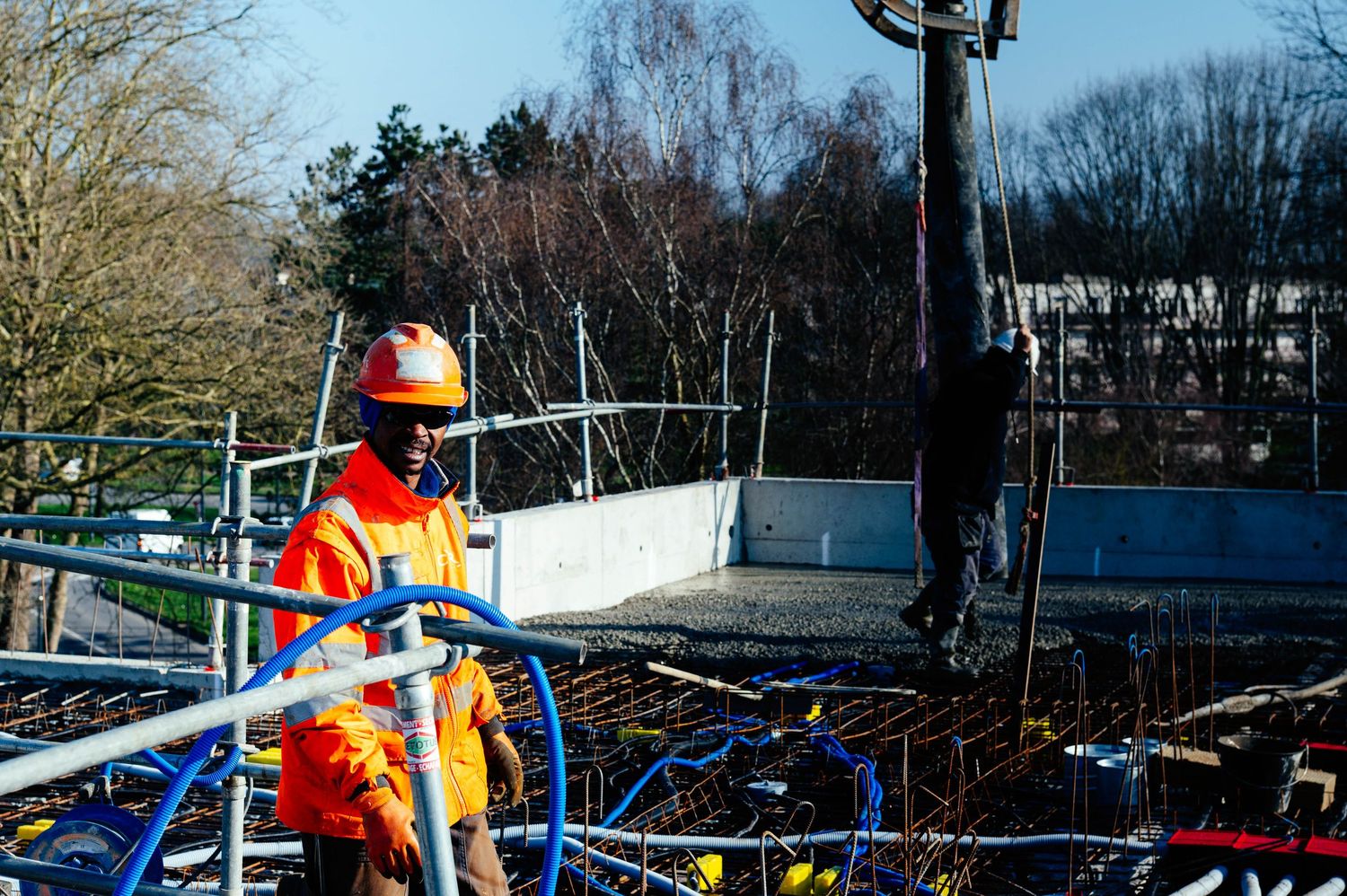 Photographe chantier Morbihan – intervention ouvrier gros œuvre sur dalle béton en phase de construction