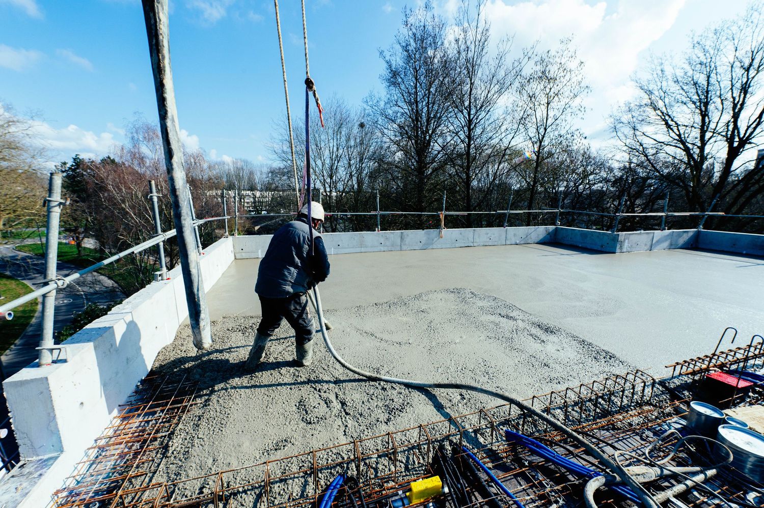 Photographe chantier France – mise en œuvre dalle béton et intervention équipe sur site