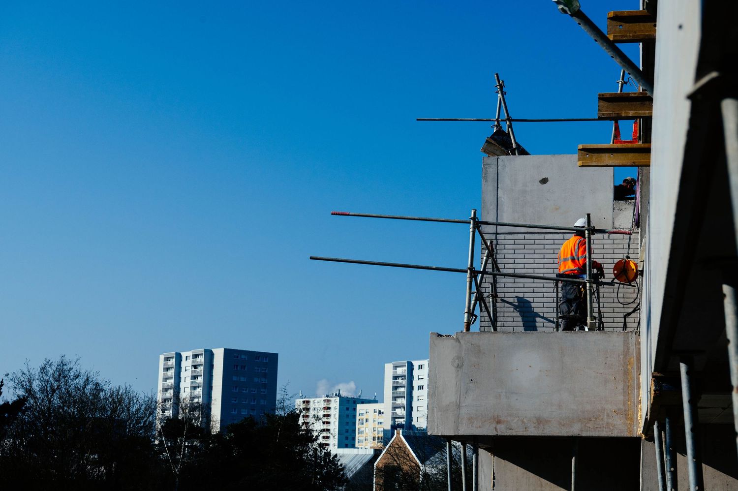 Photographe BTP Bretagne – travaux en hauteur sur structure béton en chantier urbain